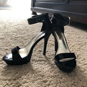 Steve Madden black patten leather platform heels